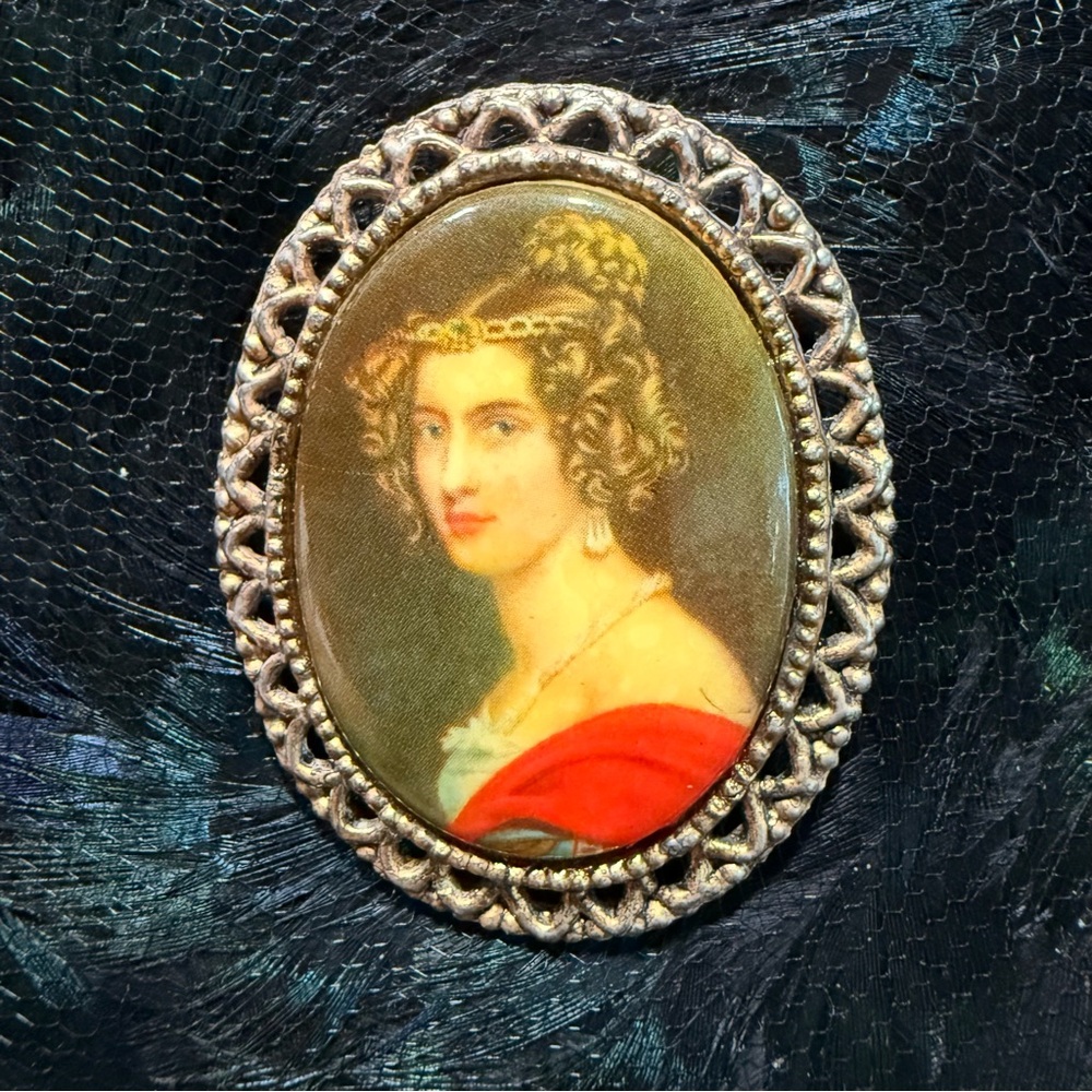 Vintage Amalie von Schintling Portrait Goldtone Filigree Brooch Pin German